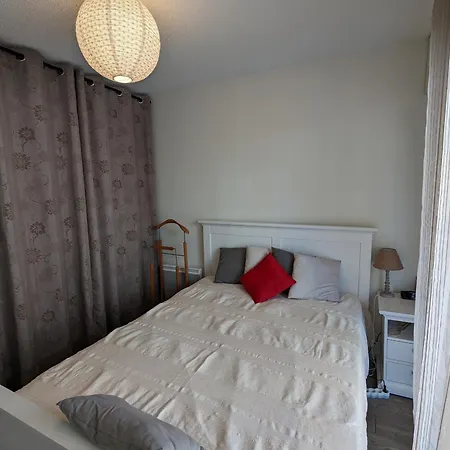 דירה - D'automne: Agreable T3 Pour 4 Avec Balcon, Parking Et Proche - Fr-1-420-30 *
