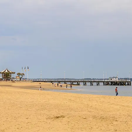 - D'automne: Agreable T3 Pour 4 Avec Balcon, Parking Et Proche - Fr-1-420-30 Apartment