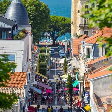 - D'automne: Agreable T3 Pour 4 Avec Balcon, Parking Et Proche - Fr-1-420-30 Apartment