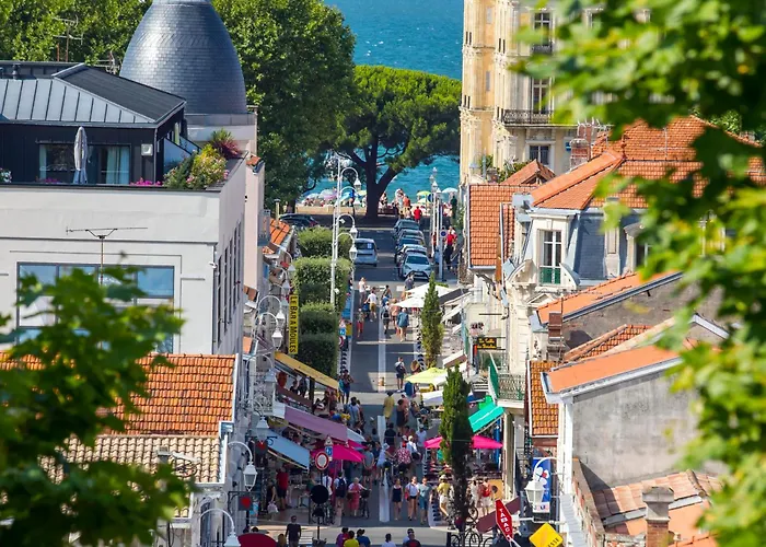 - D'automne: Agreable T3 Pour 4 Avec Balcon, Parking Et Proche - Fr-1-420-30 Apartment